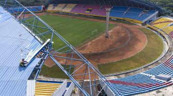 Pekerja memasang atap stadion Gelora Sriwijaya Jakabaring (GSJ), Jakabaring Sport City (JSC), Palembang, Sumatera Selatan, Selasa (1/9/2020). [ANTARA FOTO/Nova Wahyudi]
