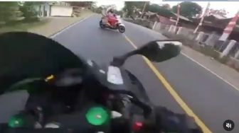 Aksi Emak-emak Bikin Kaget Pengendara di Jalan, Nyaris Kesundul Motornya