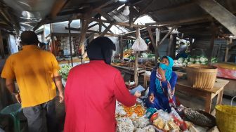 Giat Cegah Penyebaran Covid-19, PMM UMM Membagikan Masker Kepada Pedagang