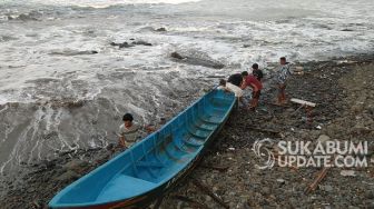 Nelayan Hilang Dihantam Ombak Besar, Perahunya Ditemukan Terdampar di Cisolok