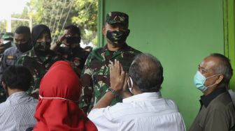 Panglima Kodam Jaya, Mayjen TNI Dudung Abdurachman (tengah) mendengarkan kesaksian warga sipil yang menjadi korban penyerangan Mapolsek Ciracas di Koramil 05 Kramat Jati, Jakarta, Rabu (2/9/2020). [Suara.com/Angga Budhiyanto] 