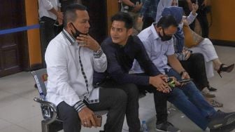 Pesinetron Fiki Alman saat hadir sebagai saksi dalam kasus pencemaran nama baik yang menjerat Vicky Prasetyo di Pengadilan Negeri Jakarta Selatan, Rabu (2/9). [Suara.com/Alfian Winanto]