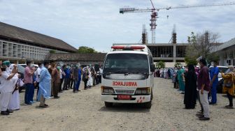 Ratusan tenaga medis melepas pemberangkatan jenazah dokter anestesi Imai Indra, yang meninggal akibat COVID-19 di Rumah Sakit Umum Zainal Abidin, Banda Aceh, Aceh, Rabu (2/9/2020).  [ANTARA FOTO/Ampelsa]