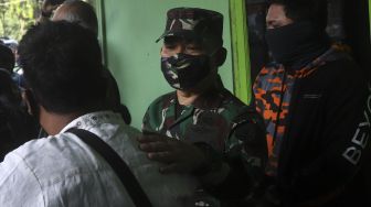 Panglima Kodam Jaya, Mayjen TNI Dudung Abdurachman (tengah) mendengarkan kesaksian warga sipil yang menjadi korban penyerangan Mapolsek Ciracas di Koramil 05 Kramat Jati, Jakarta, Rabu (2/9/2020). [Suara.com/Angga Budhiyanto] 