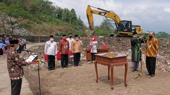 Bupati Temagung Lantik Pejabat di Tempat Pembuangan Sampah