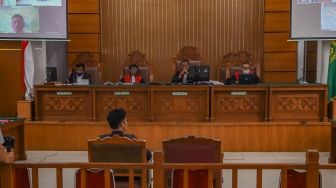 Suasana jalannya sidang saat Pesinetron Fiki Alman memberikan keterangan sebagai saksi dalam kasus pencemaran nama baik yang menjerat Vicky Prasetyo di Pengadilan Negeri Jakarta Selatan, Rabu (2/9). [Suara.com/Alfian Winanto]