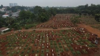 Foto udara suasana di TPU Pondok Ranggon, Jakarta, Rabu (2/9/2020). [Suara.com/Angga Budhiyanto]