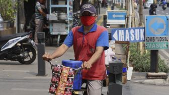 Pedagang berjualan di trotoar kawasan Jalan Kramat Raya, Jakarta, Rabu (2/9/2020). [Suara.com/Angga Budhiyanto]