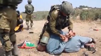 Mirip George Flyod, Tentara Israel Bekuk Leher Demonstran Palestina