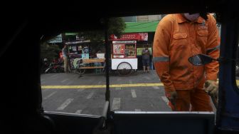 Petugas PPSU membersihkan trotoar di kawasan Jalan Kramat Raya, Jakarta, Rabu (2/9/2020). [Suara.com/Angga Budhiyanto]