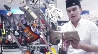 Viral Aldi Taher Ngaji di Toko Musik, Warganet: Pencitraan Jelang Pilkada?