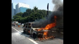 Range Rover Terbakar di Jalan MT Haryono, Api Berkobar di Pinggir Tol