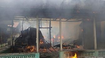 Api Lalap Rumah Semi Permanen, Asapnya Bikin Pemilik Ruko Panik