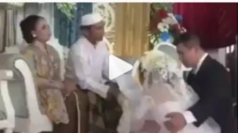 Pengantin Wanita Heboh di Pernikahan, Warganet: Itu Sungkeman Apa Kesurupan