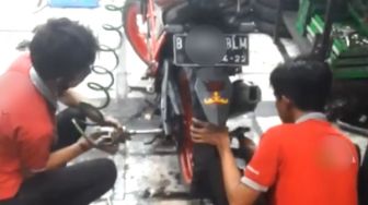 Satu Jam Honda CB150R Jadi Sasaran Martil, Ulah Mekanik Ini Bikin Geleng-Geleng