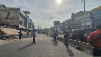 Dikira Ambruk hingga Tutup Jalan, Gedung di Cideng Sengaja Dirobohkan