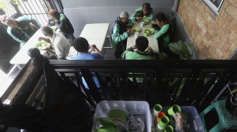 Sejumlah pengemudi ojek online menikmati hidangan makan gratis di Warung Makan Rakyat, Beji, Depok, Jawa Barat, Kamis (3/9/2020). [Suara.com/Angga Budhiyanto]