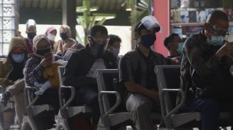 Sejumlah calon penumpang menunggu kedatangan kereta api di Stasiun Gambir, Jakarta, Kamis (3/9/2020). [Suara.com/Angga Budhiyanto]