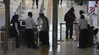 Petugas memeriksa kelengkapan berkas calon penumpang yang akan menaiki kereta api di Stasiun Gambir, Jakarta, Kamis (3/9/2020). [Suara.com/Angga Budhiyanto]