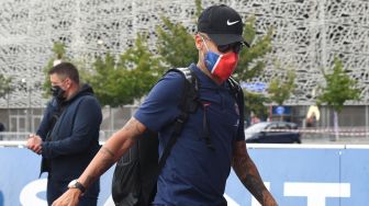 Foto file ini diambil pada 24 Agustus 2020, pemain depan Paris Saint-Germain Neymar meninggalkan hotel tim di Lisbon, Portugal. [CARLOS COSTA / AFP]