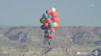 Menegangkan! Pesulap Amerika Serikat Ini Terbang Pakai Balon hingga 7.600 M