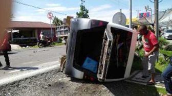 Bus Terbalik Tabrak Pengendara Sepeda Motor, Korban Sekarat dan Luka Luka