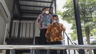 Ketua KPK Firli Bahuri berjalan menghindari wartawan usai mengikuti sidang lanjutan terkait dugaan pelanggaran kode etik di gedung KPK C1, Jakarta, Jumat (4/9/2020). [ANTARA FOTO/Elora Ranu]