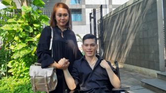 El Ibnu bersama dengan Sarah Dee saat ditemui di kawasan Jalan Kapten Tendean, Jakarta Selatan, Jumat (4/9/2020). [Suara.com/Herwanto]