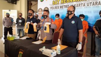 Kapolres Metro Jakarta Utara Kombes Pol Sudjarwoko (tengah) beserta jajaran menunjukkan barang bukti saat rilis kasus pengungkapan tindak pidana narkotika di Polres Metro Jakarta Utara, Jakarta, Jumat (4/9/2020). [Suara.com/Ismail]