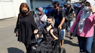 El Ibnu bersama dengan Sarah Dee saat ditemui di kawasan Jalan Kapten Tendean, Jakarta Selatan, Jumat (4/9/2020). [Suara.com/Herwanto]