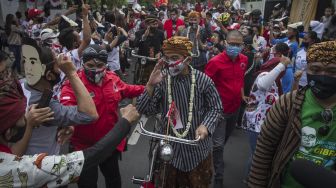 Pakai Baju Lurik dan Sepeda Ontel, Gaya Gibran Disebut Tiru Jokowi