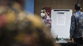 Ketua KPK Firli Bahuri berjalan meninggalkan ruangan usai mengikuti sidang lanjutan terkait dugaan pelanggaran kode etik, di gedung KPK C1, Jakarta, Jumat (4/9/2020). [ANTARA FOTO/Elora Ranu]