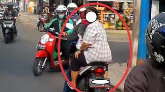 Viral Emak-emak Lawan Arah Tak Pakai Helm Pukul Mobil di Jalan, Ngeselin!