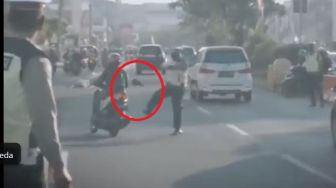 Pemotor Nekat Hindari Razia di Jalan, Sepatu Polisi Sampai Melayang