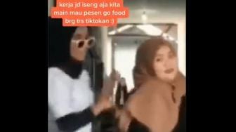 Bikin Ngeri, Ada Sosok Misterius Lewat Saat Para Gadis Ini Joget Tiktok