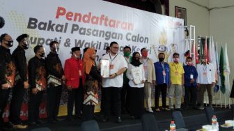 Dhito Pramono Daftar ke KPU Kabupaten Kediri Pakai Sepatu Almarhum Taufiq Kiemas