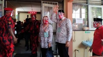 Pakai Batik Salak Parijoto, Kustini-Danang ke KPU Diiringi Pasukan Merah