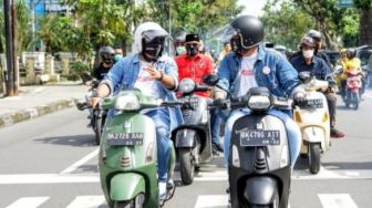 Bobby Nasution-Aulia Rahman Daftar ke KPU Medan Naik Vespa