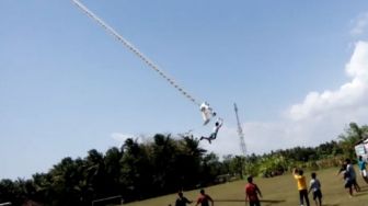 Detik-detik Siswa SMP di Bantul Terbawa Layangan, Jatuh hingga Patah Tulang