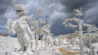 Pahatan makhluk mitos yang terbuat dari pasir putih yang menyerupai es di taman "Frost Magical Ice of Siam" di luar Pattaya, Thailand (2/9/2020). [Mladen ANTONOV / AFP]