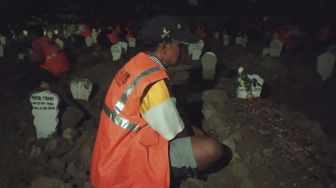 Pelanggar Protokol Kesehatan Dihukum Berdoa di Makam Khusus Covid-19