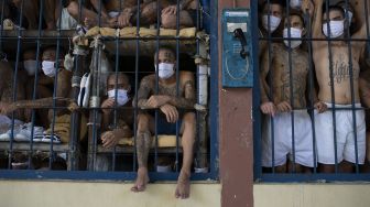 Puluhan anggota gangster berada di dalam satu sel penjara Izalco, El Salvador, JUmat (4/9).  [YURI CORTEZ / AFP]