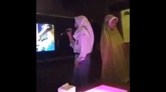 Video Remaja Asik Karaokean Saat Temannya Salat