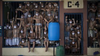 Ratusan Anggota gangster berada di dalam satu sel penjara Izalco, El Salvador, JUmat (4/9).  [YURI CORTEZ / AFP]