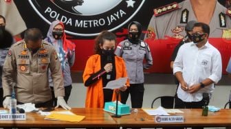 Penyanyi Reza Artamevia memberikan keterangan kepada awak media usai dirinya kembali ditangkap akibat penyalahgunaan narkoba di Polda Metro Jaya, Jakarta, Minggu (6/9). [Suara.com/Alfian Winanto]