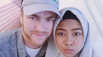 Viral Gadis Berhijab Bernama Lussy Dinikahi 'Mamase', Bule Muallaf..