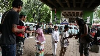 Aksi Sosial Anak Punk, Donasikan Uang Hasil Ngamen untuk Anak Yatim