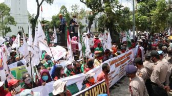 Demo Kantor Gubsu, Massa Tuntut Ranperda Pengakuan Masyarakat Adat Disahkan