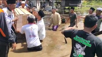 Gegara Banjir, Bendungan Jebol saat Prosesi Pemakaman di Mempawah