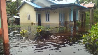 Banjir Terjang Segedong, Puluhan Warga Dievakuasi
